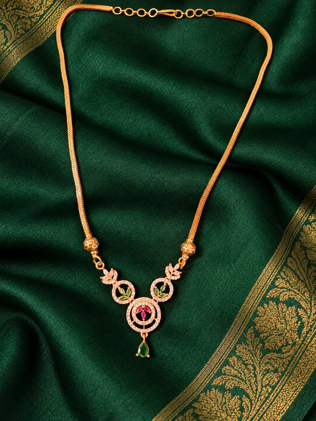 Vennila Ratna Pendant Chain