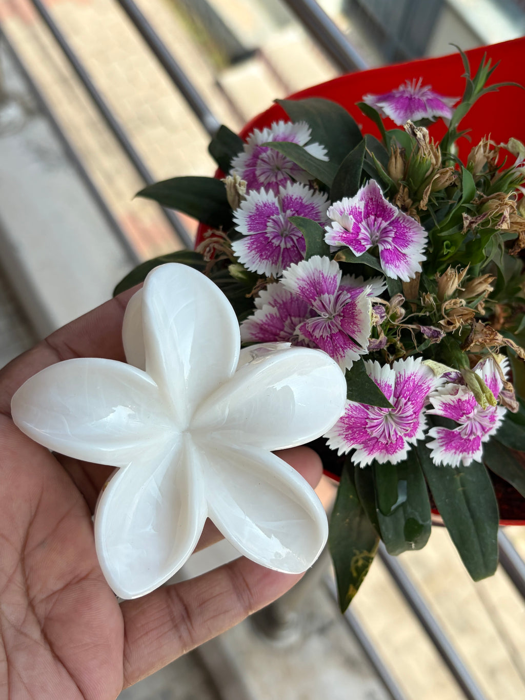 White Marble Flower Hair Clip 🌸