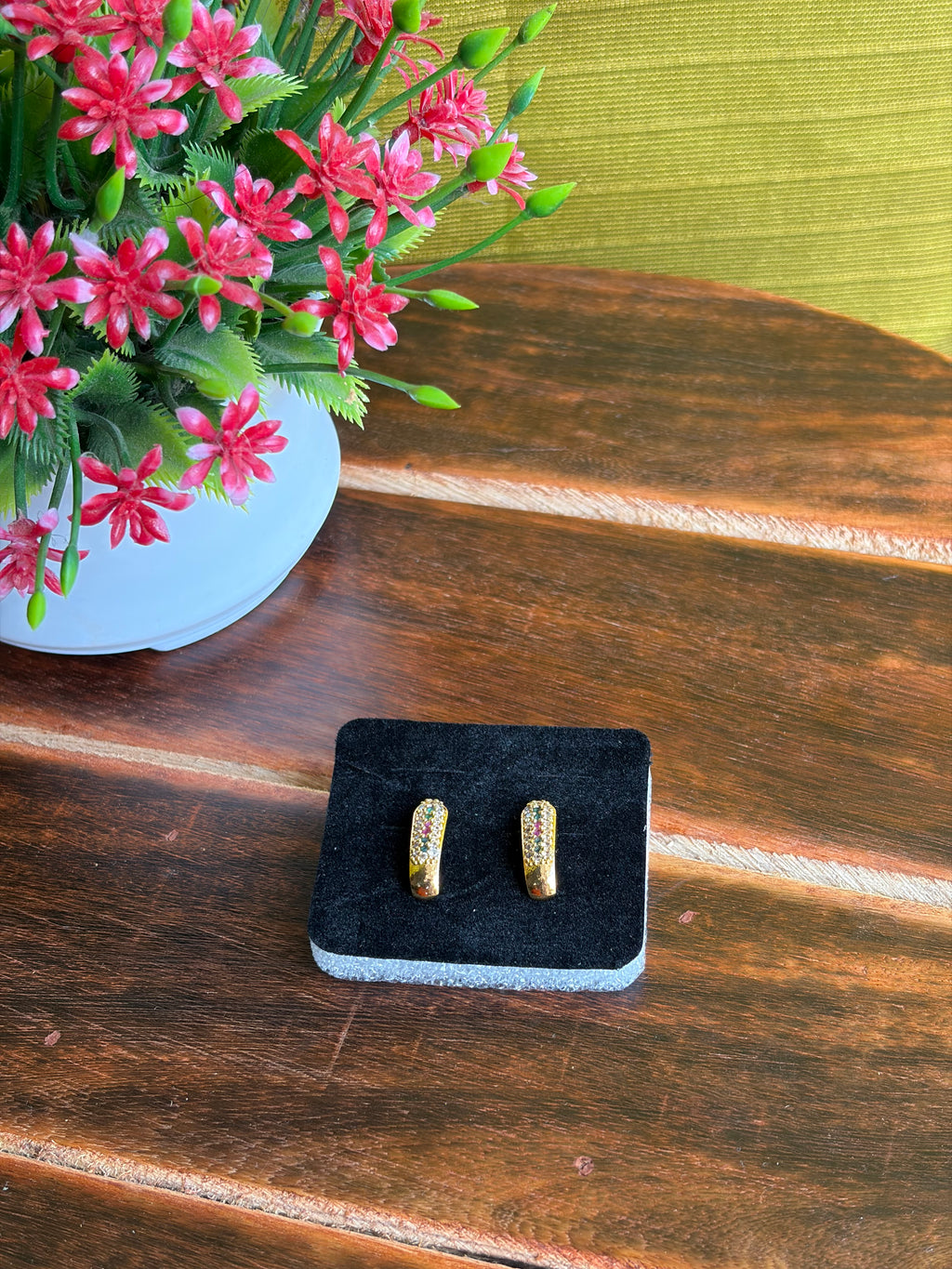 Golden Sparkle Stud Earrings – Lightweight Daily Wear
