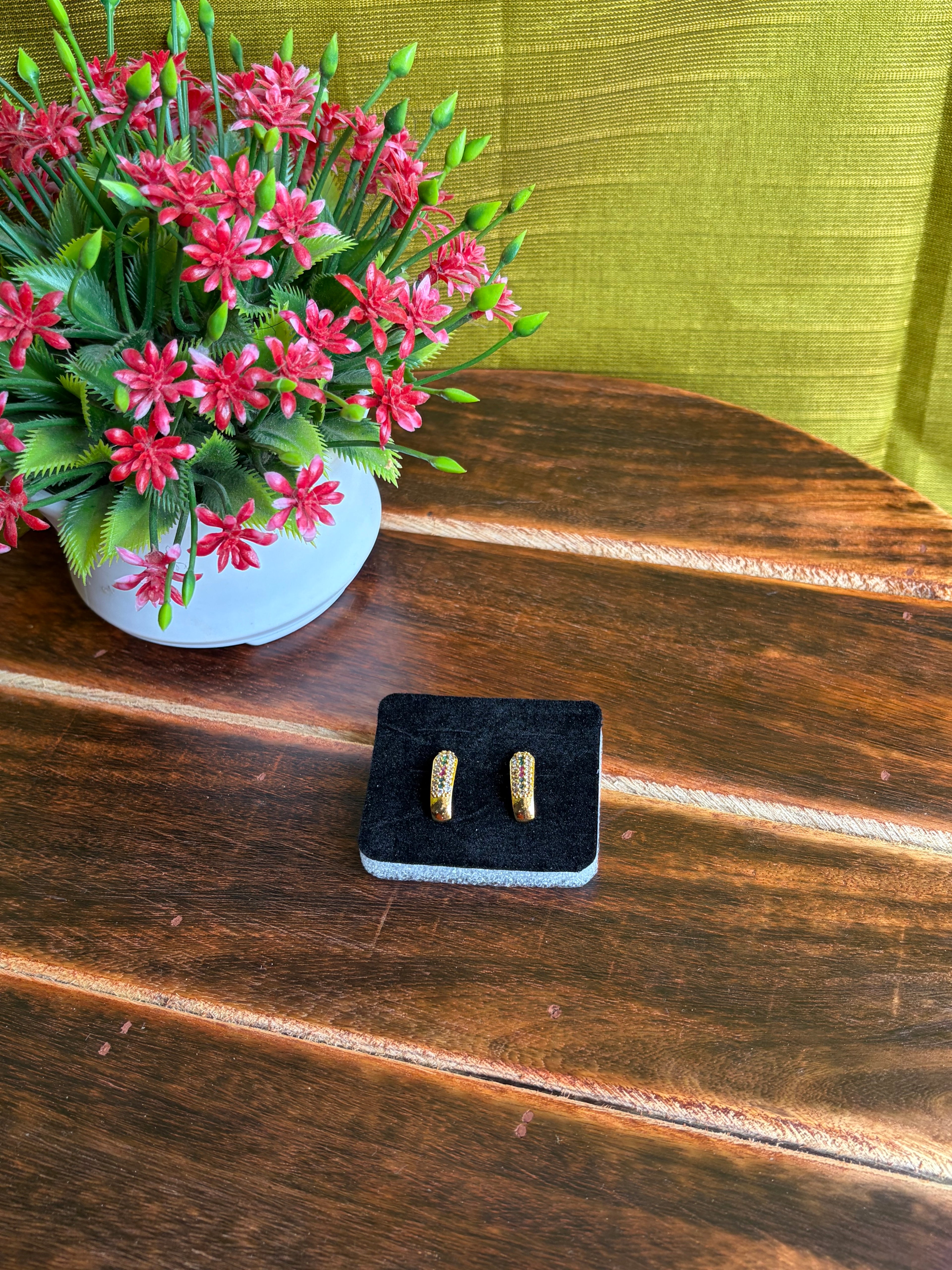 Golden Sparkle Stud Earrings – Lightweight Daily Wear