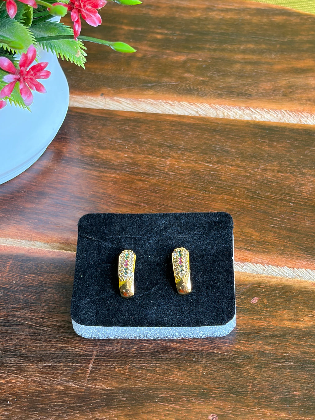 Golden Sparkle Stud Earrings – Lightweight Daily Wear
